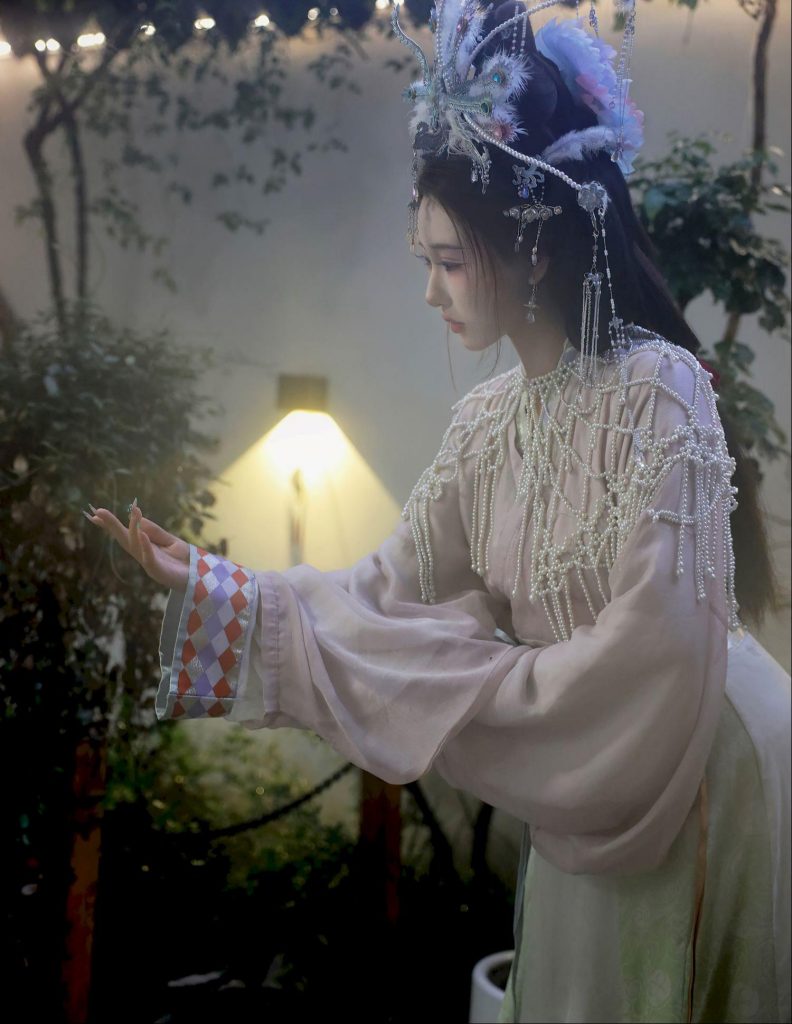 图片[4]-美女套图第67期：‌神似赵丽颖的汉服美人，淡紫纱衣与流苏头饰的古典柔美