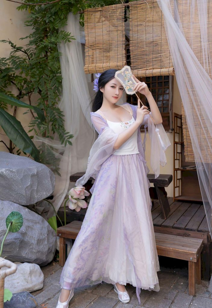 图片[1]-美女套图第66期：撞脸刘诗诗的国风裙装，淡紫薄纱的雅致氛围感