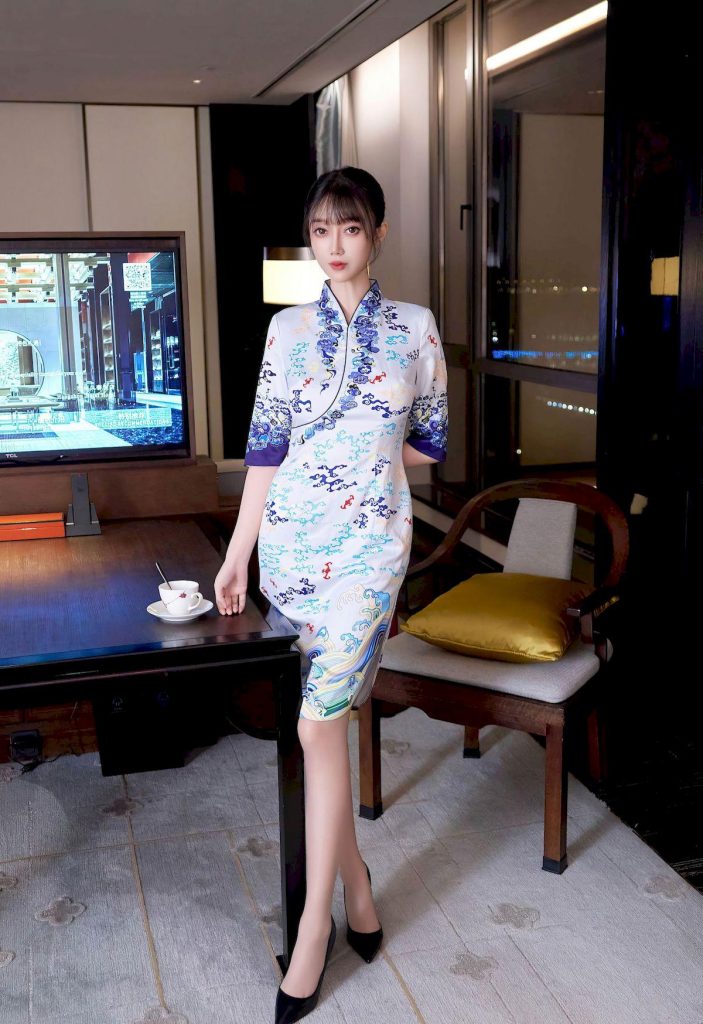 图片[1]-美女套图第65期：撞脸唐嫣的甜酷旗袍，当云纹遇上高开叉，美到挪不开眼