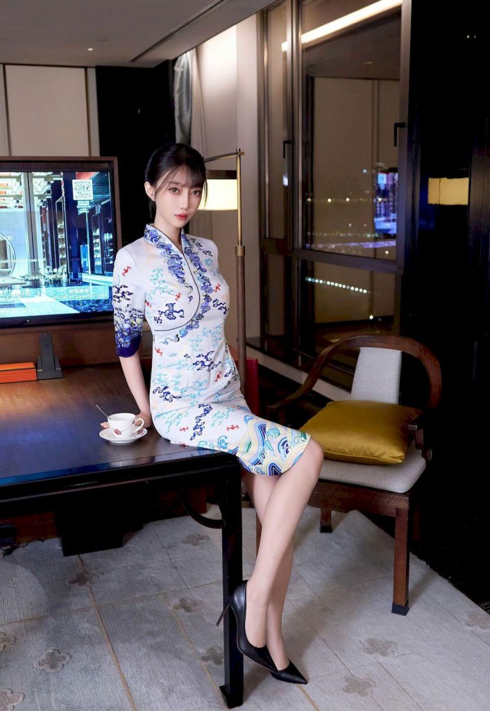 图片[2]-美女套图第65期：撞脸唐嫣的甜酷旗袍，当云纹遇上高开叉，美到挪不开眼