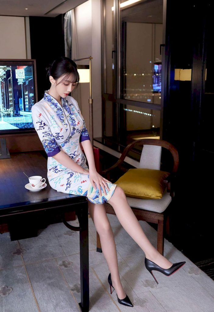 图片[5]-美女套图第65期：撞脸唐嫣的甜酷旗袍，当云纹遇上高开叉，美到挪不开眼