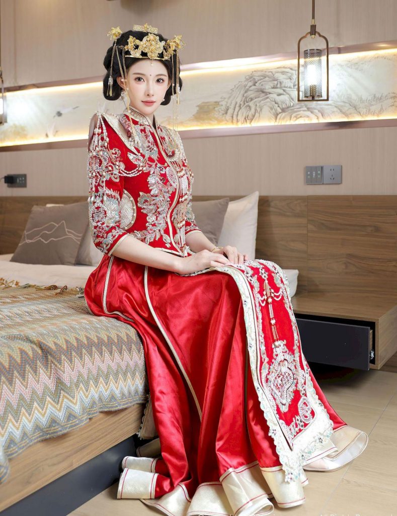 美女套图第64期：神似赵丽颖的秀禾新娘，龙凤纹样的传统婚服美学-高清美女套图，你想要的都有。