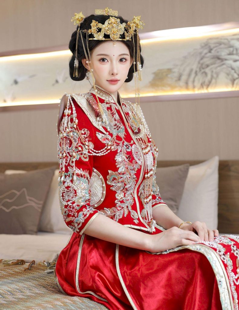 图片[2]-神似赵丽颖的秀禾新娘：龙凤纹样的传统婚服美学