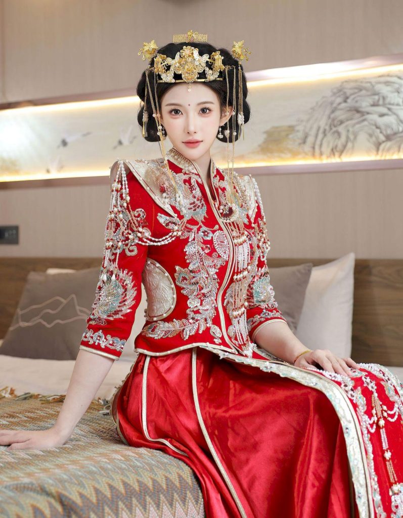 图片[3]-神似赵丽颖的秀禾新娘：龙凤纹样的传统婚服美学