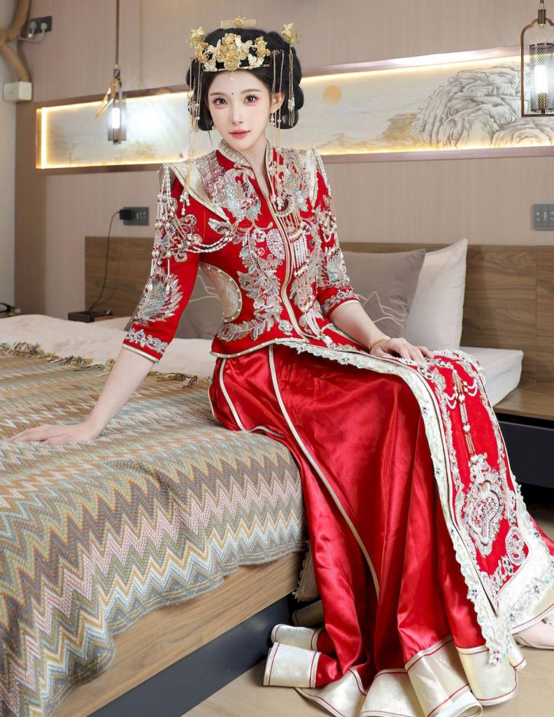 图片[4]-神似赵丽颖的秀禾新娘：龙凤纹样的传统婚服美学