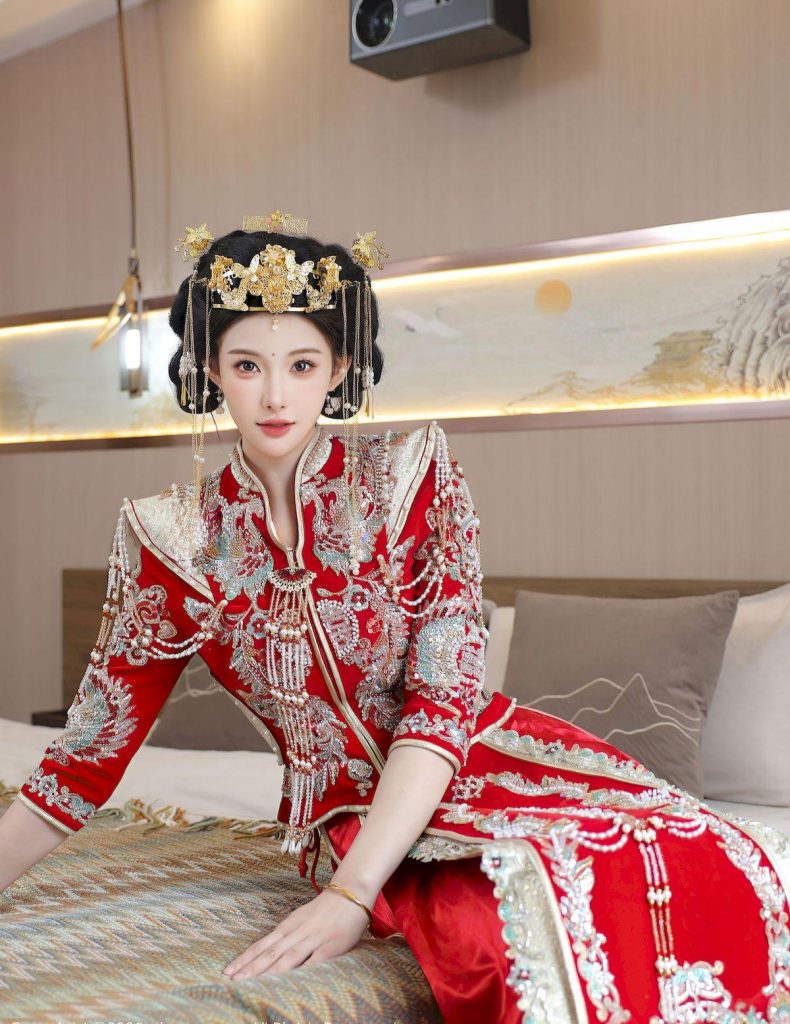 图片[5]-神似赵丽颖的秀禾新娘：龙凤纹样的传统婚服美学