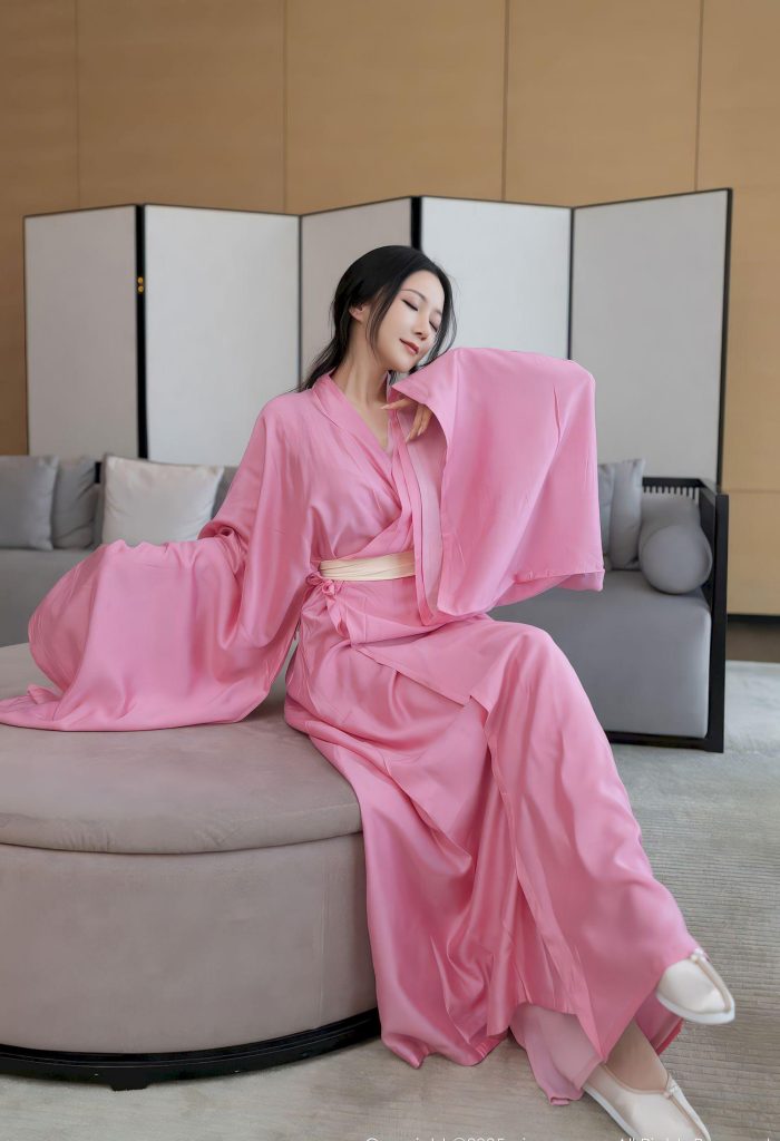 图片[1]-美女套图第69期：‌‌撞脸刘诗诗的轻奢睡袍，粉色长袍下的温柔日常