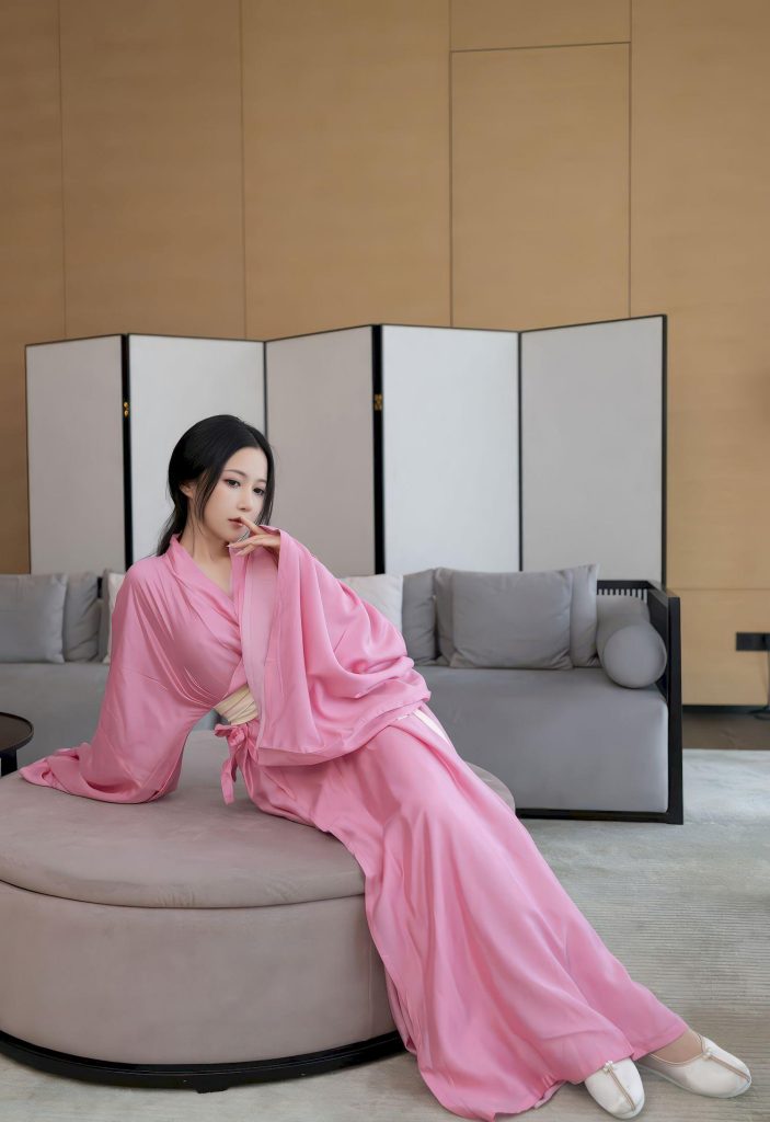 图片[2]-美女套图第69期：‌‌撞脸刘诗诗的轻奢睡袍，粉色长袍下的温柔日常