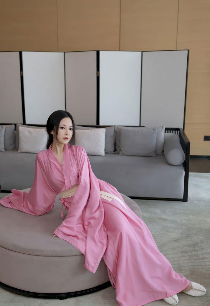 图片[3]-美女套图第69期：‌‌撞脸刘诗诗的轻奢睡袍，粉色长袍下的温柔日常