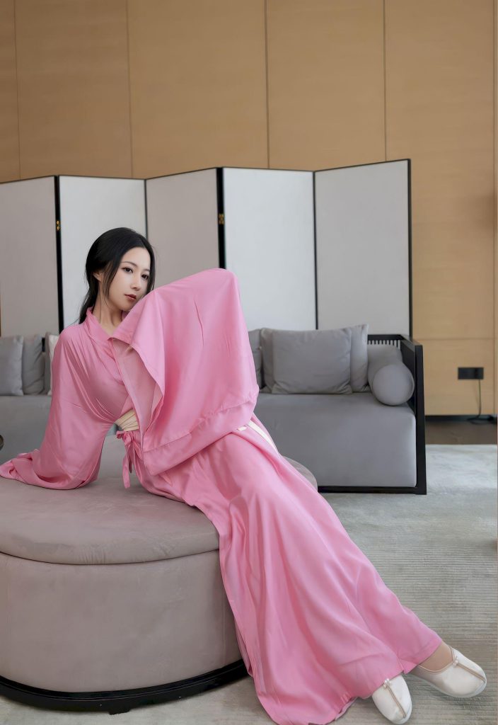 图片[4]-美女套图第69期：‌‌撞脸刘诗诗的轻奢睡袍，粉色长袍下的温柔日常