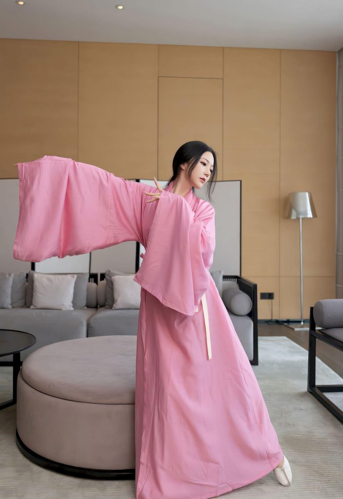图片[5]-美女套图第69期：‌‌撞脸刘诗诗的轻奢睡袍，粉色长袍下的温柔日常