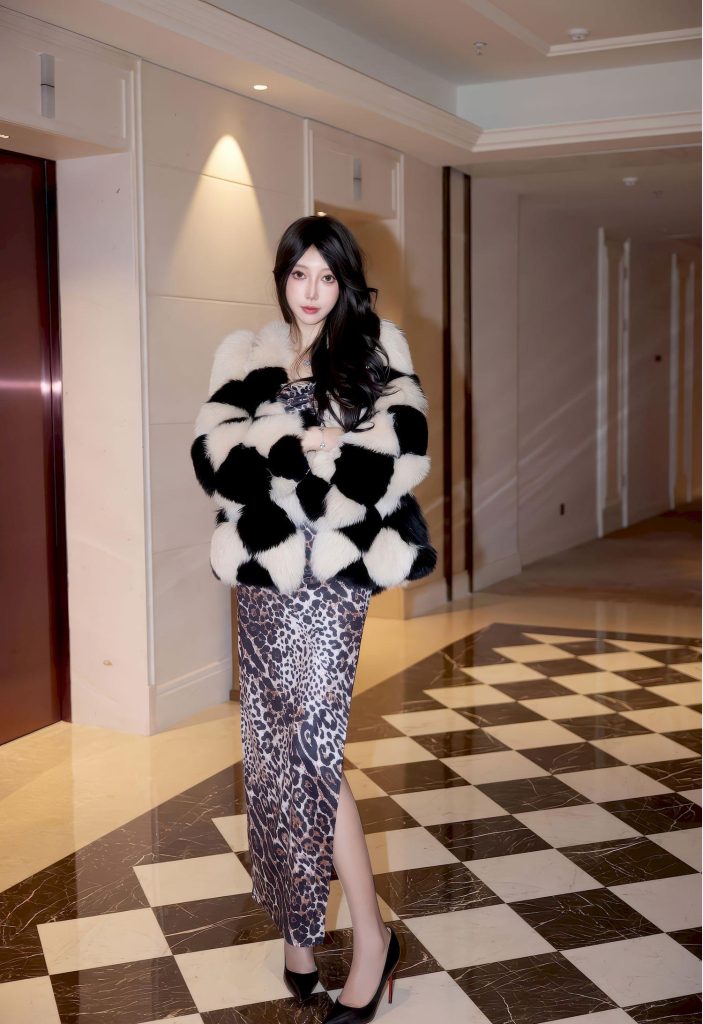 图片[2]-美女套图107期：刘亦菲的优雅复刻，棋盘格皮草与豹纹裙的高级感组合