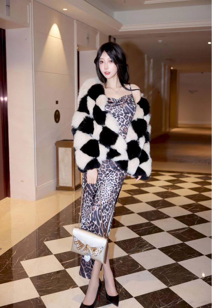 图片[5]-美女套图107期：刘亦菲的优雅复刻，棋盘格皮草与豹纹裙的高级感组合