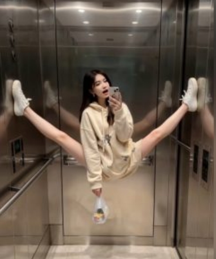 AI生成电梯一字马美女制作教程，条条流量上万，别再在外面被割韭菜了，全流程实操-高清美女套图，你想要的都有。