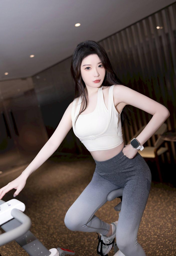 图片[1]-日日撸：神似梦心玥：灰色瑜伽裤的运动风写真，美到挪不开眼