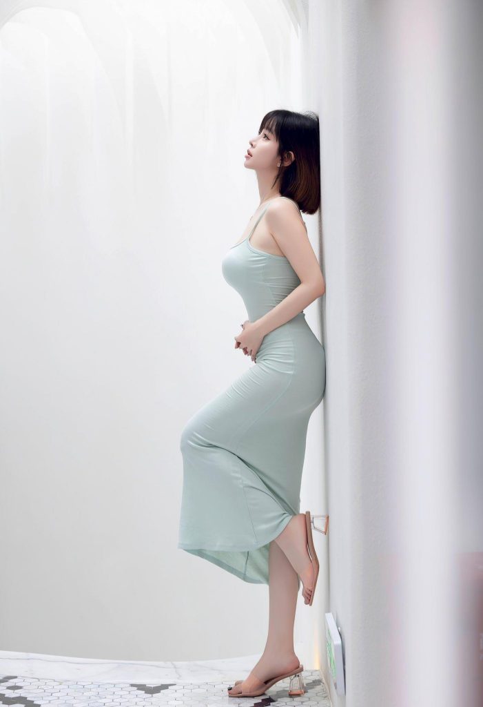 图片[2]-色小姐：神似王雨纯，薄荷绿吊带裙的清冷感，美到窒息