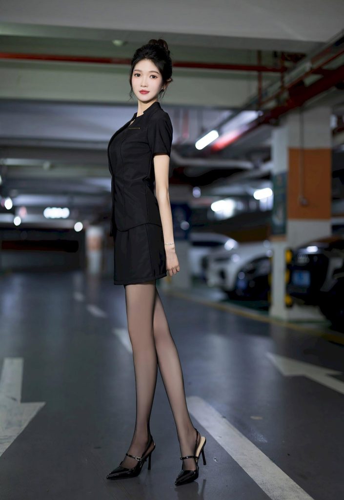 图片[3]-日本AV女优：神似程程程：黑色职业套装的利落与性感并存