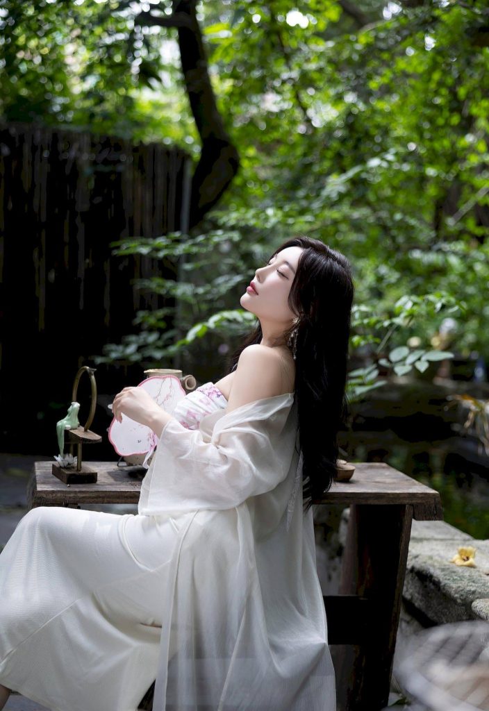 图片[2]-国产精品资源：蒋勤勤式古典韵，园林深处的折扇美人
