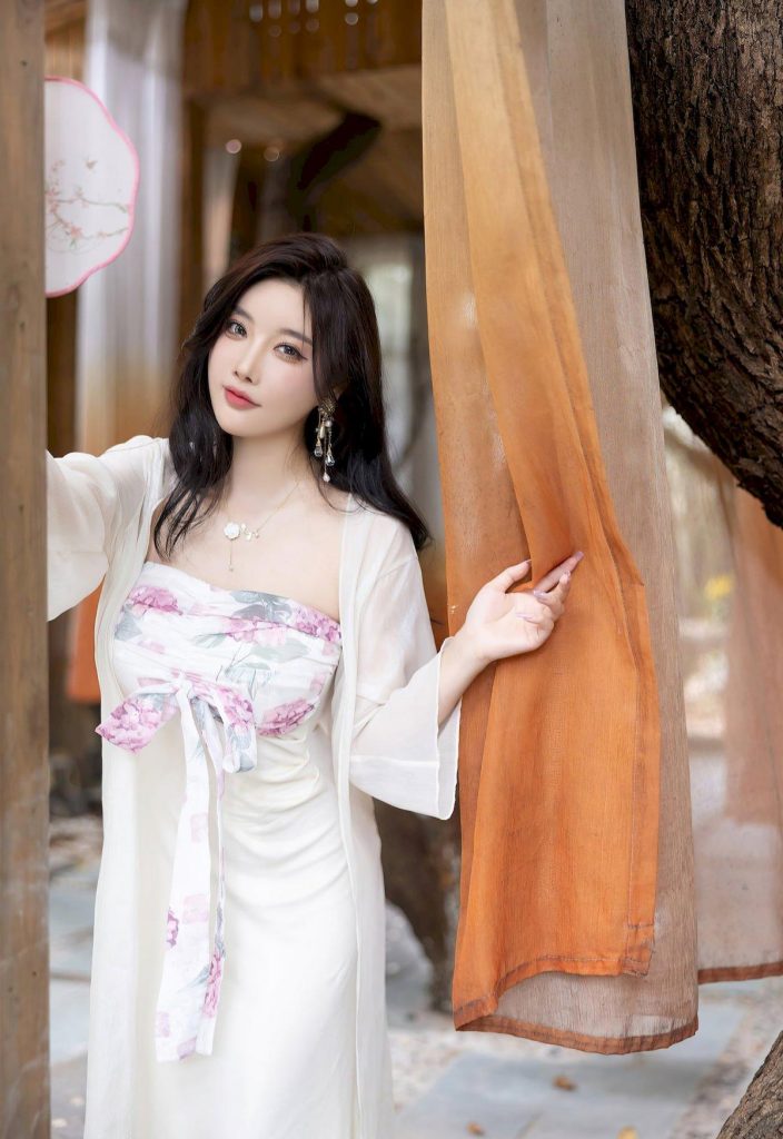 图片[3]-国产精品资源：蒋勤勤式古典韵，园林深处的折扇美人