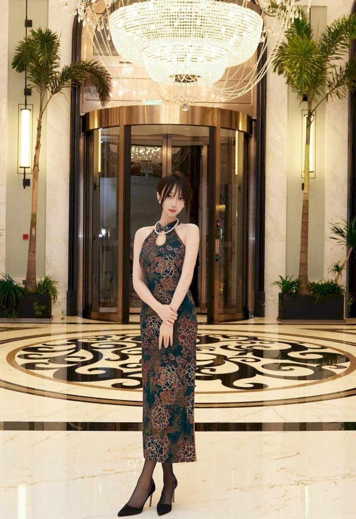 图片[1]-美女写真：‌赵丽颖，改良旗袍裙的灵动之美，传统纹样与现代剪裁的融合