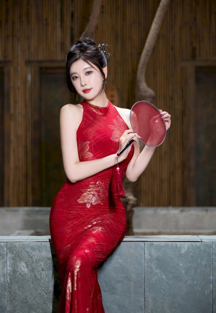 美女图片：‌赵露思的国风甜妹感，旗袍+折扇，甜而不腻的古典风272-高清美女套图，你想要的都有。