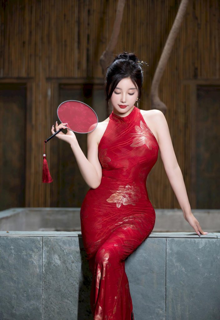 图片[3]-美女图片：‌赵露思的国风甜妹感，旗袍+折扇，甜而不腻的古典风