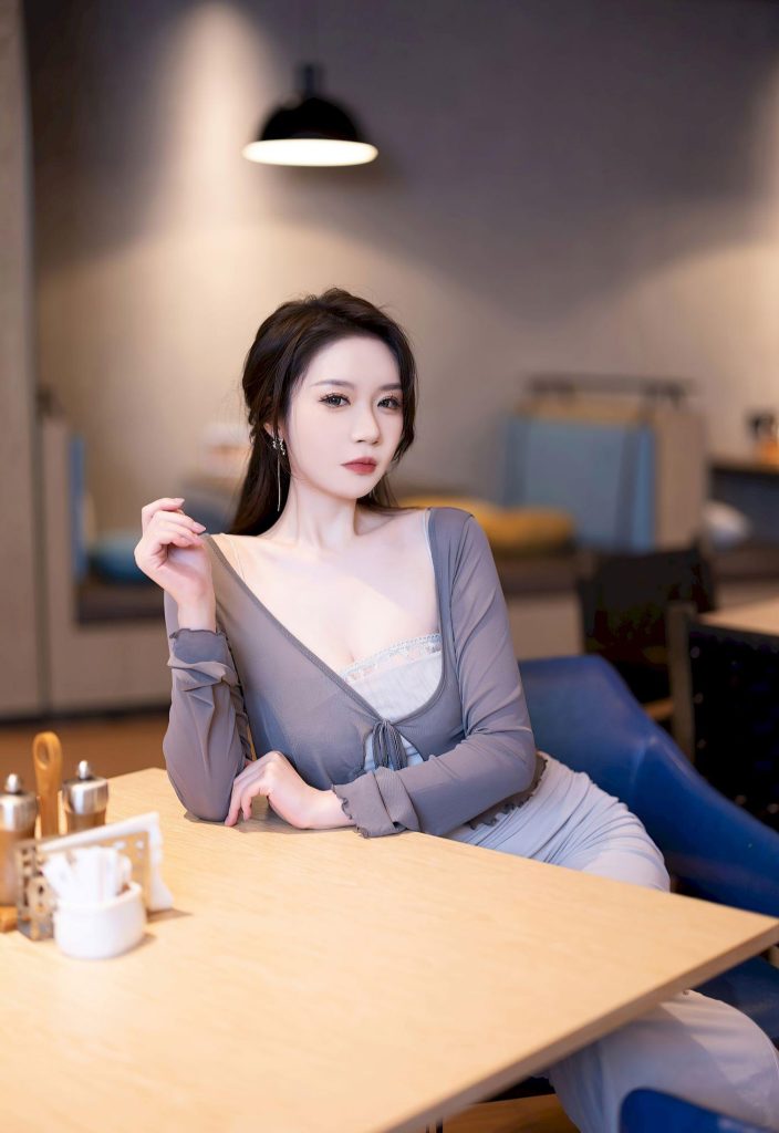 美女写真：「林志玲式温柔杀」，灰色开衫下的知性与慵懒271-高清美女套图，你想要的都有。