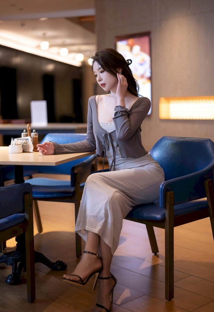 图片[2]-美女写真：「林志玲式温柔杀」，灰色开衫下的知性与慵懒