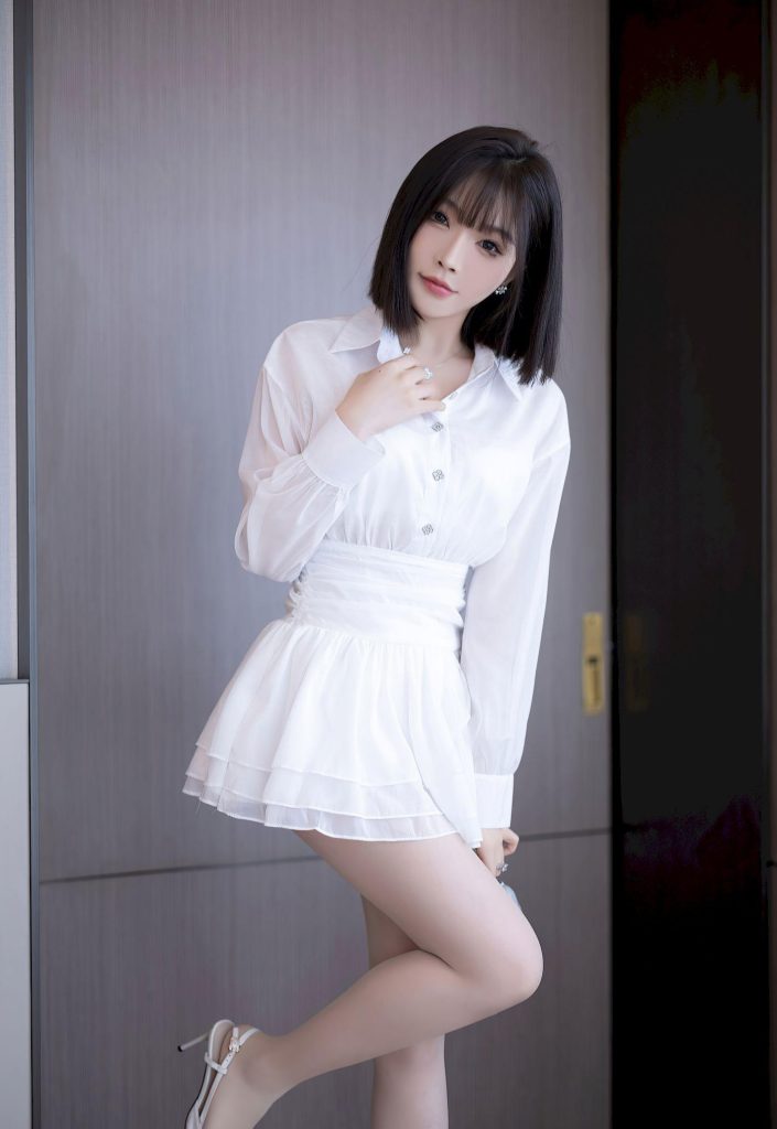 图片[1]-美女图片：像极了宋茜的干练白裙，短款衬衫裙+利落短发，气场全开