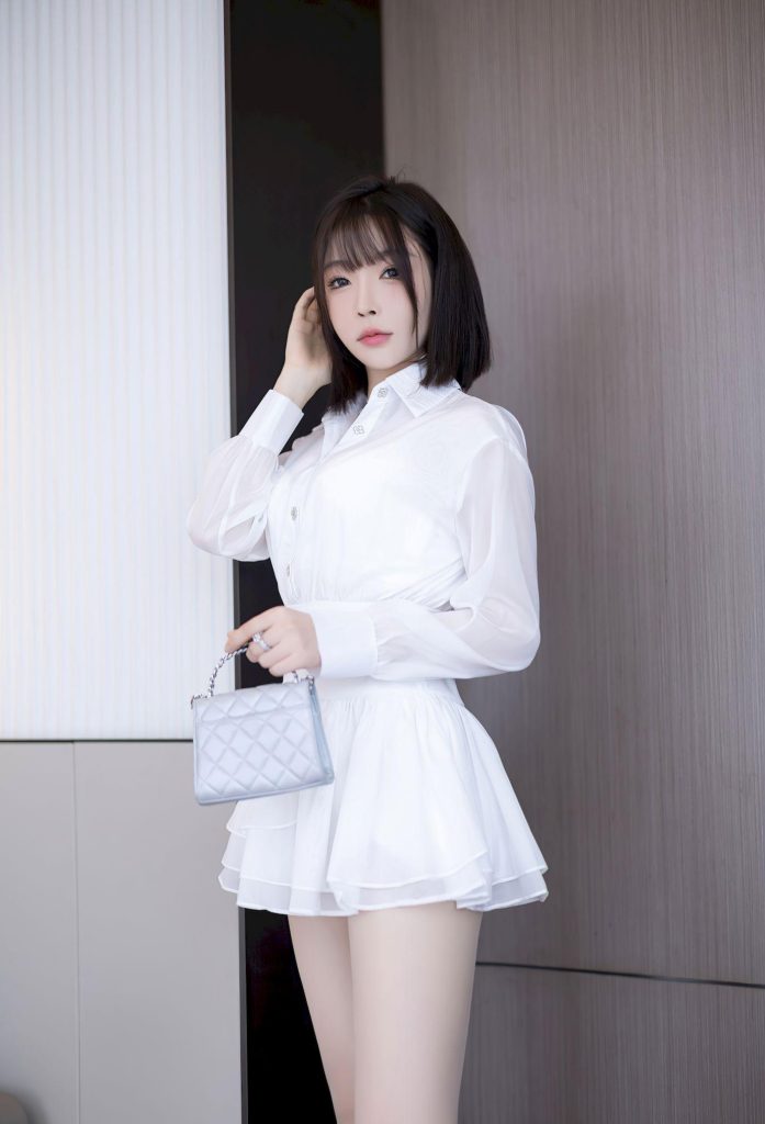 图片[2]-美女图片：像极了宋茜的干练白裙，短款衬衫裙+利落短发，气场全开