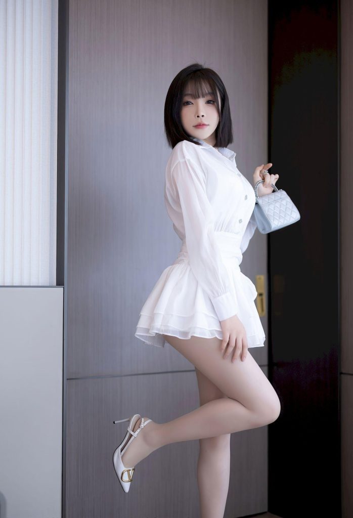 图片[3]-美女图片：像极了宋茜的干练白裙，短款衬衫裙+利落短发，气场全开