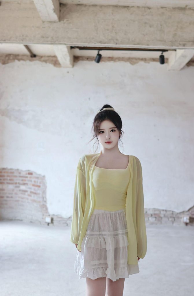 美女穿搭：宋茜同款干练风，方领吊带配短裙，简约中透着精致 267-高清美女套图，你想要的都有。