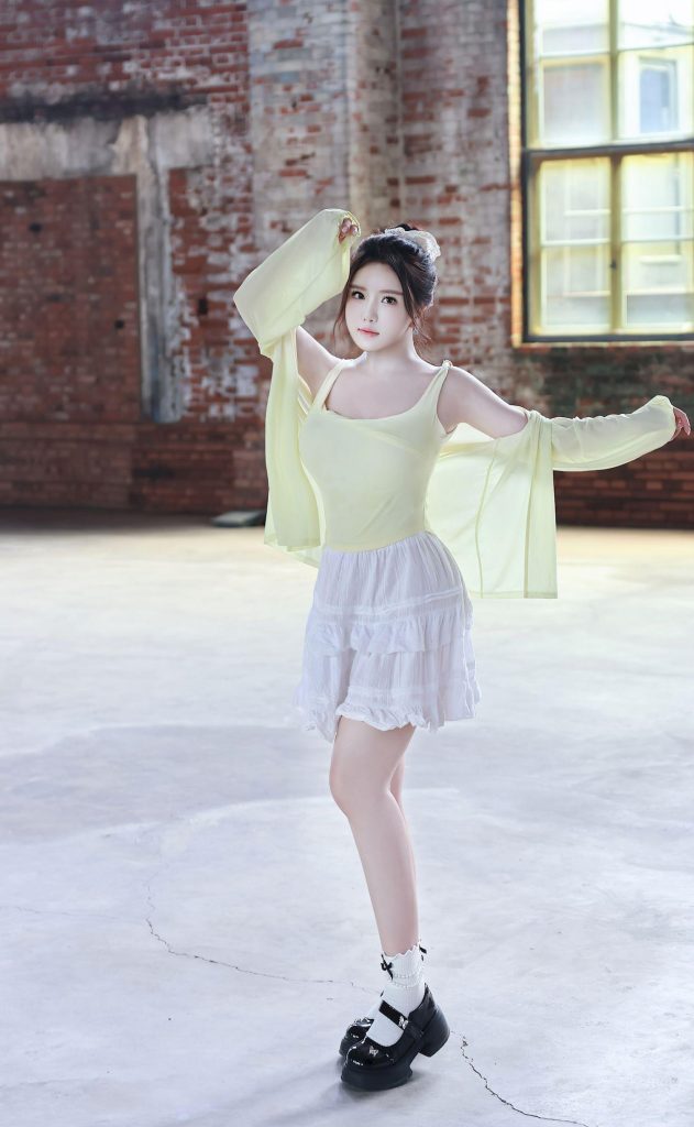 图片[2]-美女穿搭：宋茜同款干练风，方领吊带配短裙，简约中透着精致