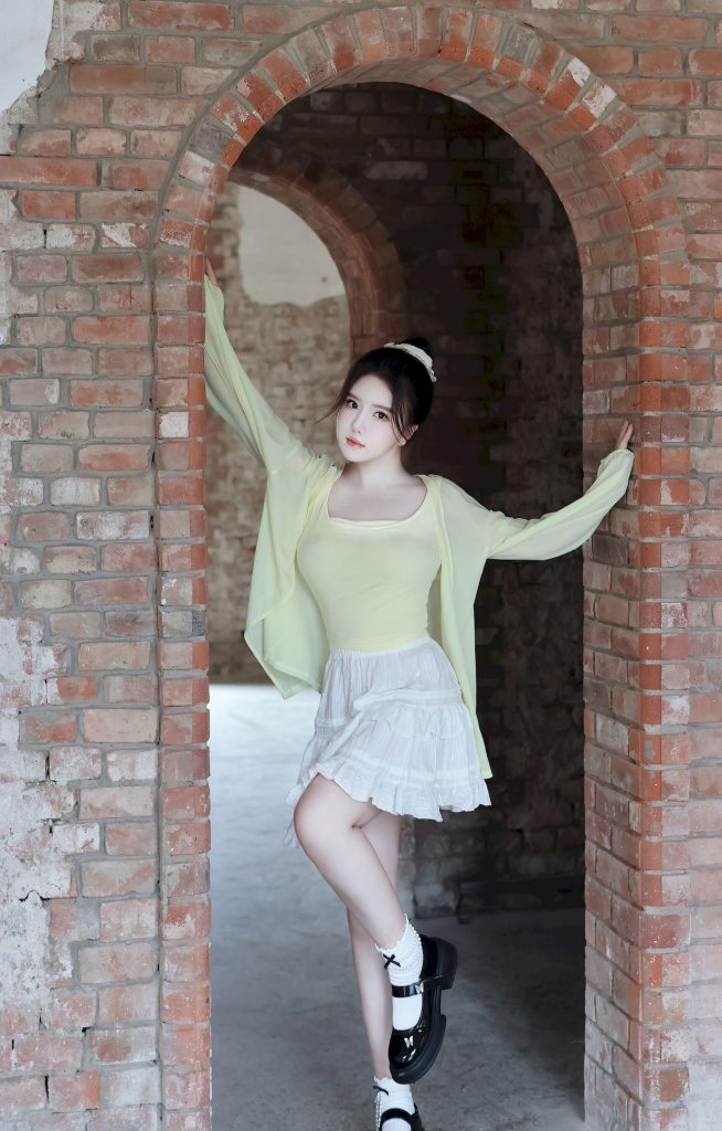 图片[3]-美女穿搭：宋茜同款干练风，方领吊带配短裙，简约中透着精致