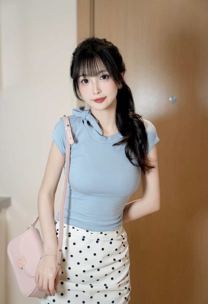 图片[2]-美女图片:周也同款简约风，浅蓝色上衣配短裙，居家也能穿出高级感