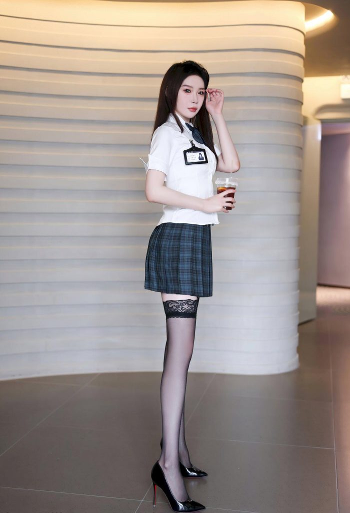 图片[2]-美女街拍：神似虞书欣的JK甜妹：格裙+奶茶，元气感爆棚