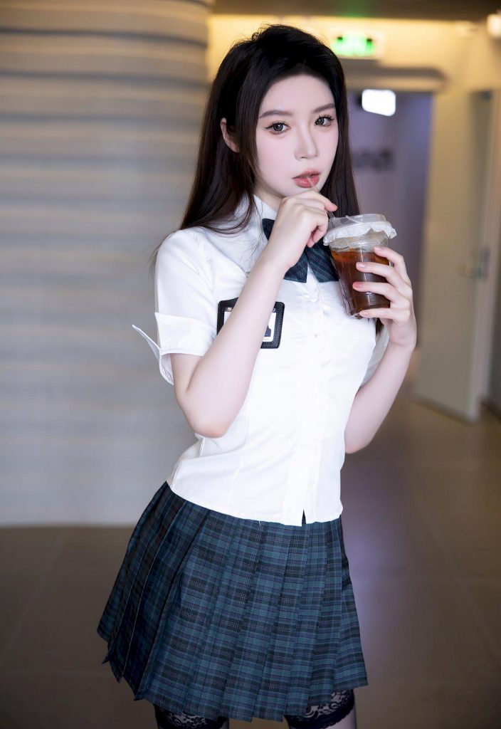 图片[3]-美女街拍：神似虞书欣的JK甜妹：格裙+奶茶，元气感爆棚