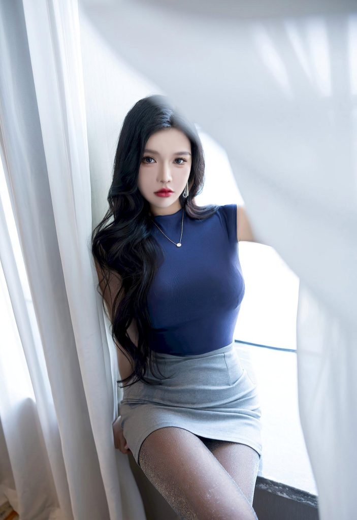 图片[1]-美女穿搭：像极了赵露思的干练瞬间，职业装里的少女感，谁说不能有？