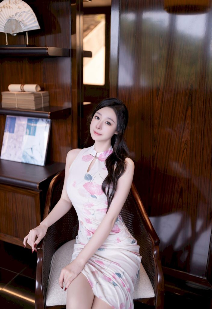 图片[1]-美女图片：神似杨颖的粉裙回眸，碎花裙摆摇曳，长廊光影间的温柔暴击