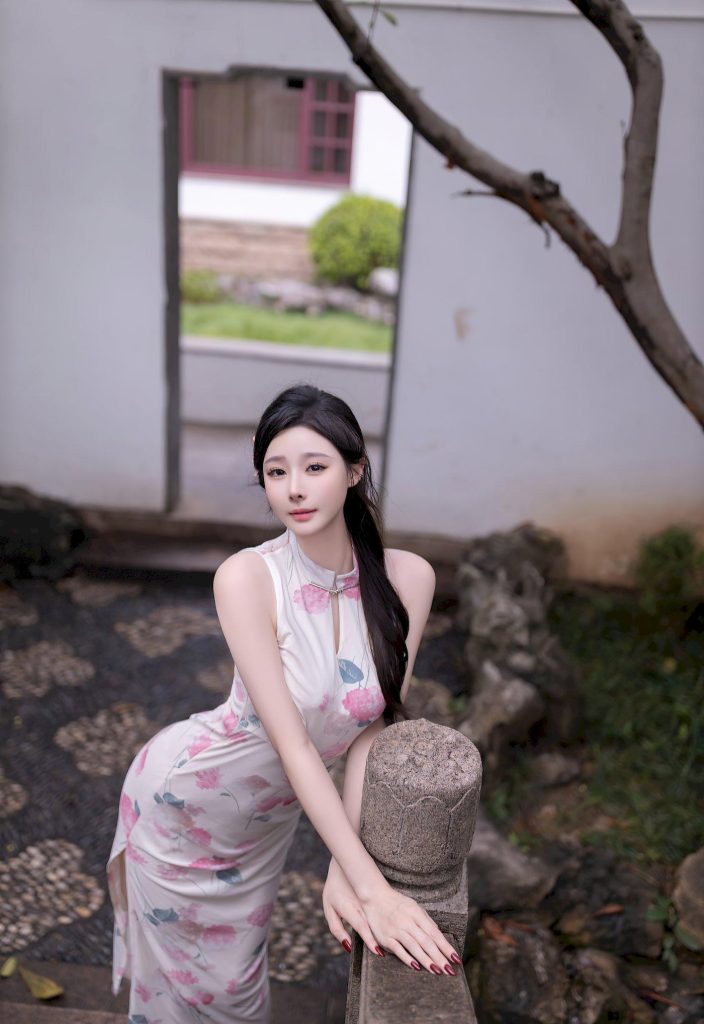 图片[2]-美女图片：神似杨颖的粉裙回眸，碎花裙摆摇曳，长廊光影间的温柔暴击