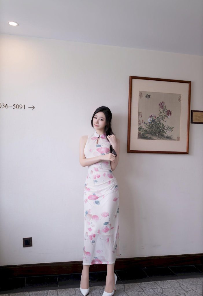 图片[3]-美女图片：神似杨颖的粉裙回眸，碎花裙摆摇曳，长廊光影间的温柔暴击