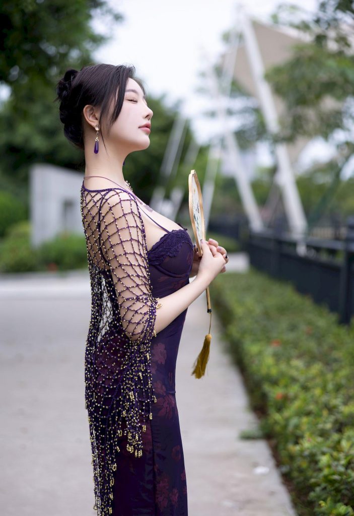 图片[3]-美女写真：杨紫吊带裙风华，深紫刺绣间，东方美人移不开眼