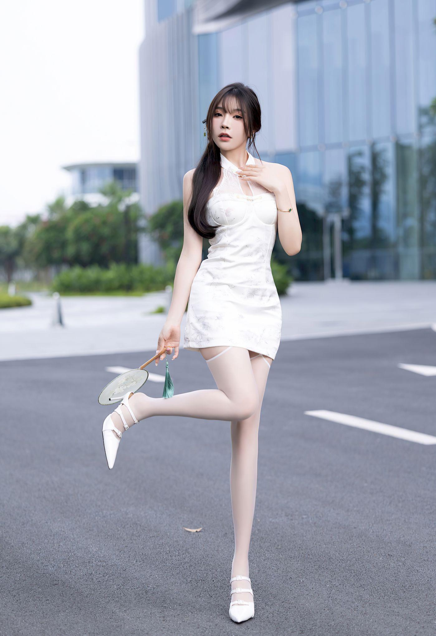 美女图片：刘诗诗，简约白上衣与牛仔短裤，低调中的高级感拉满258-高清美女套图，你想要的都有。