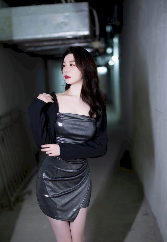 图片[1]-美女写真：谭松韵，吊带裙+高跟鞋，甜妹的慵懒街拍