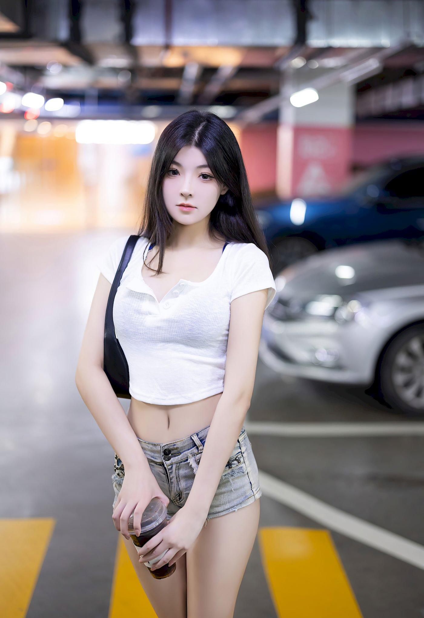 美女写真：张雨绮，停车场的白T牛仔裤杀，气场全开的街头少女255-高清美女套图，你想要的都有。