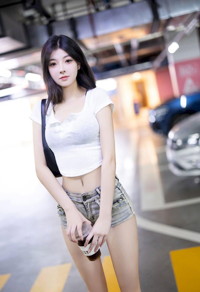 图片[2]-美女写真：张雨绮，停车场的白T牛仔裤杀，气场全开的街头少女