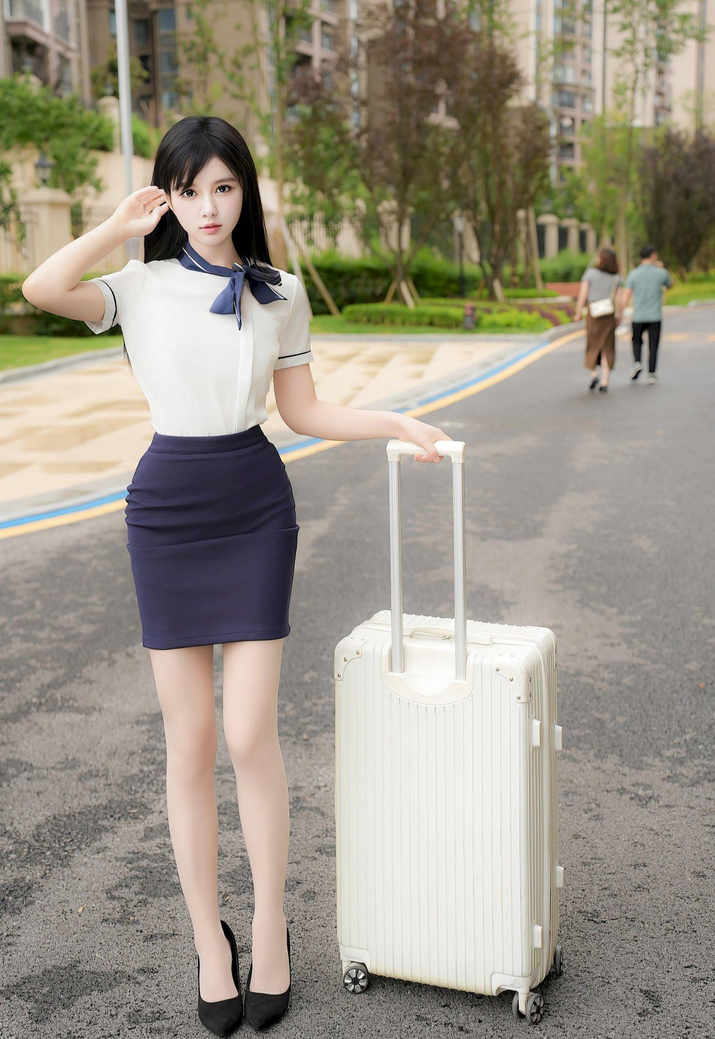 美女街拍：陈都灵，白衬衫与蓝裙的夏日校园序曲253-高清美女套图，你想要的都有。