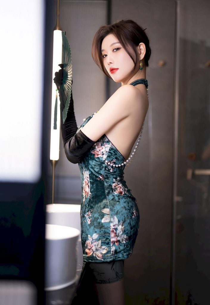 美女套图248期：‌撞脸杨幂的优雅贵妇：黑色手套与旗袍的高级感碰撞-高清美女套图，你想要的都有。