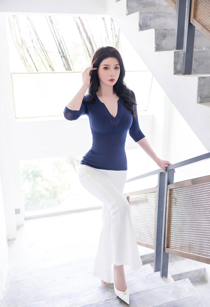 图片[3]-美女套图217期：‌‌‌‌‌‌章子怡，蓝白撞色楼梯间写真，V领上衣配白色长裤尽显干练优雅