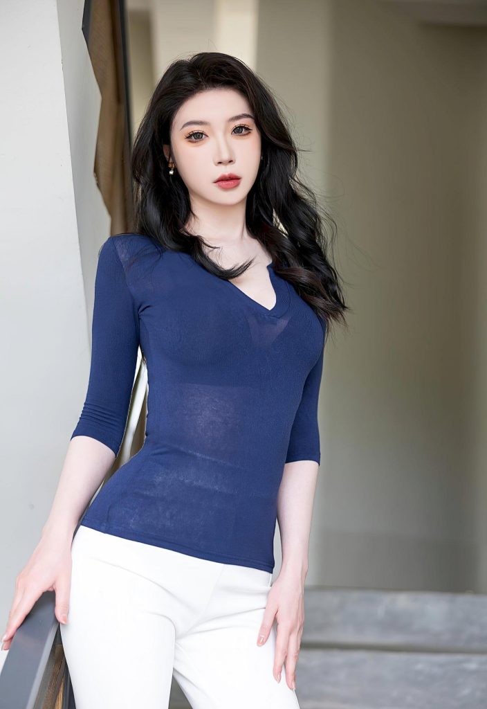 图片[1]-美女套图217期：‌‌‌‌‌‌章子怡，蓝白撞色楼梯间写真，V领上衣配白色长裤尽显干练优雅